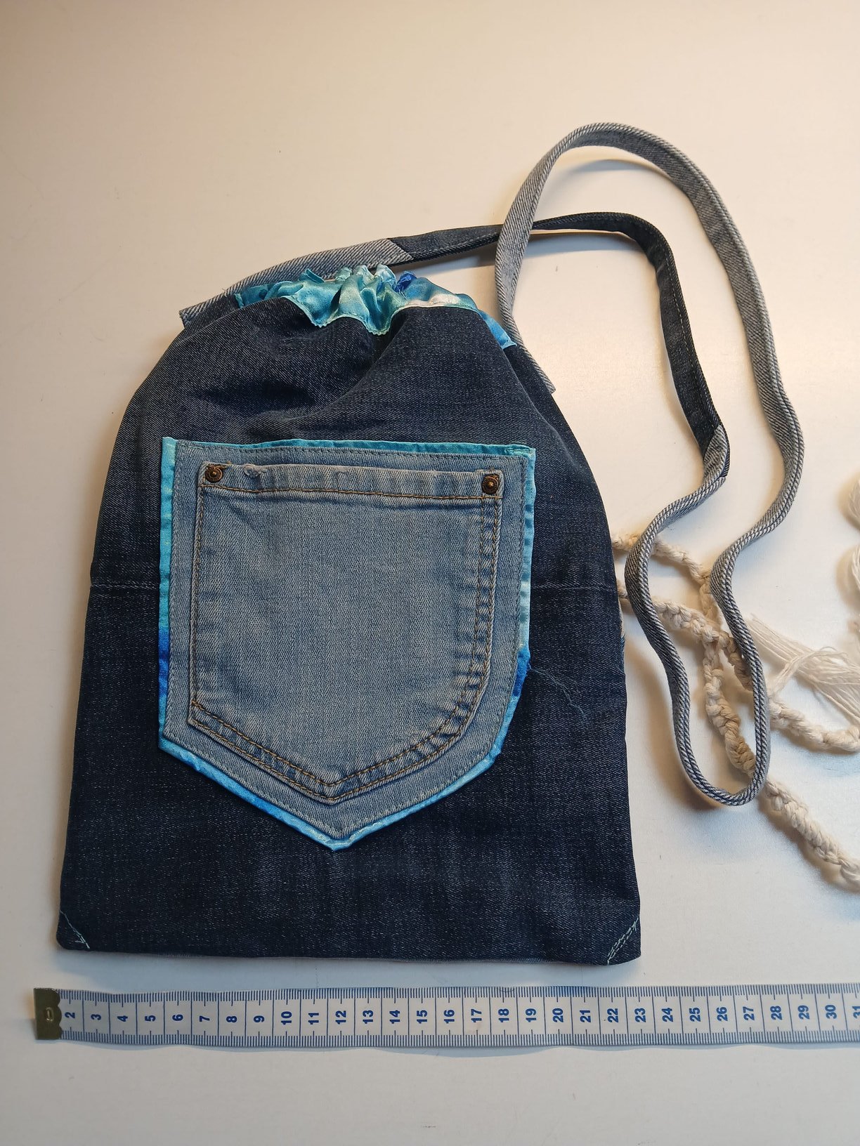 Denim tas met turquoise voering en ritsje