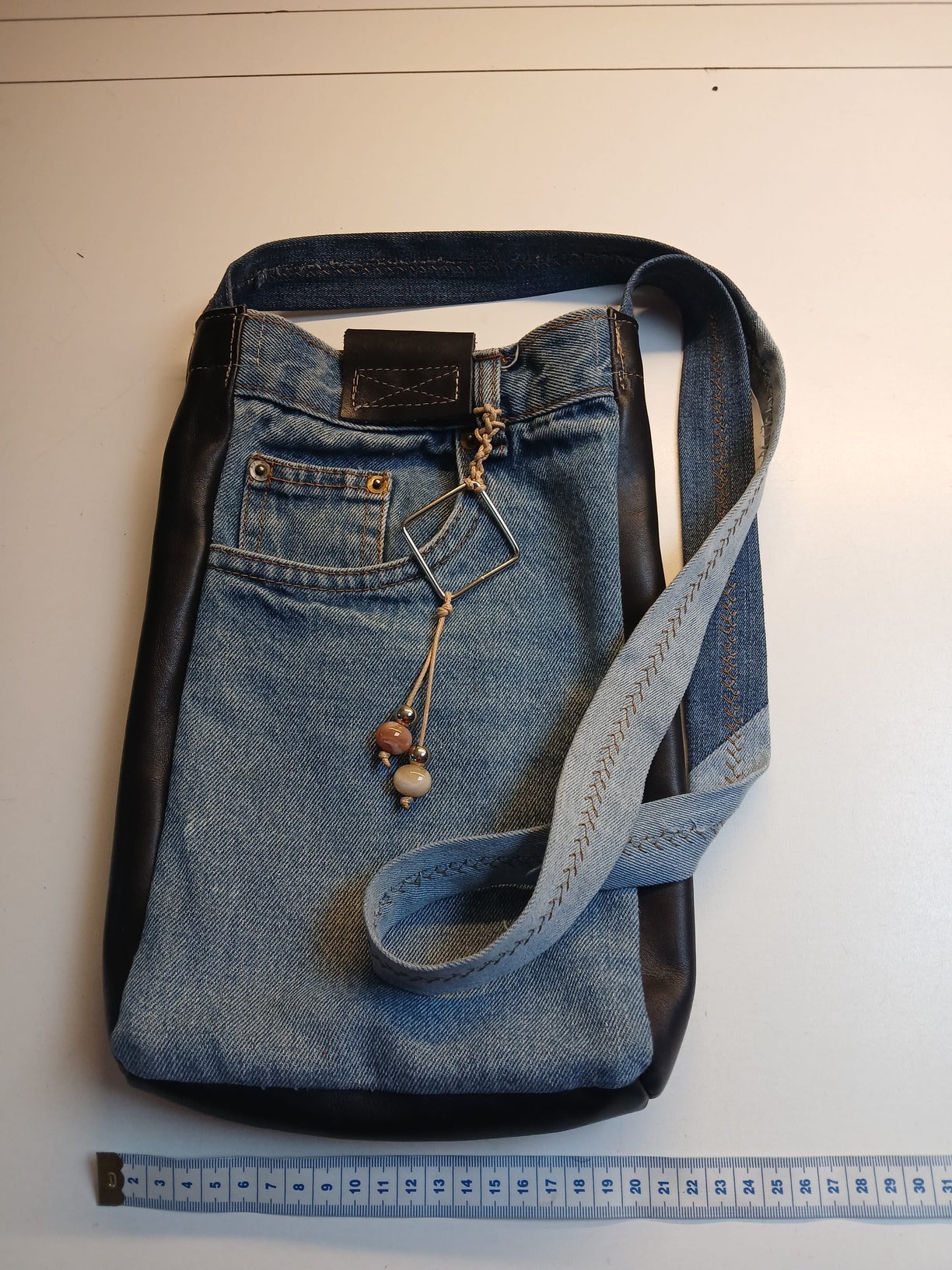 Denim tas met zwart leer en kettinghanger