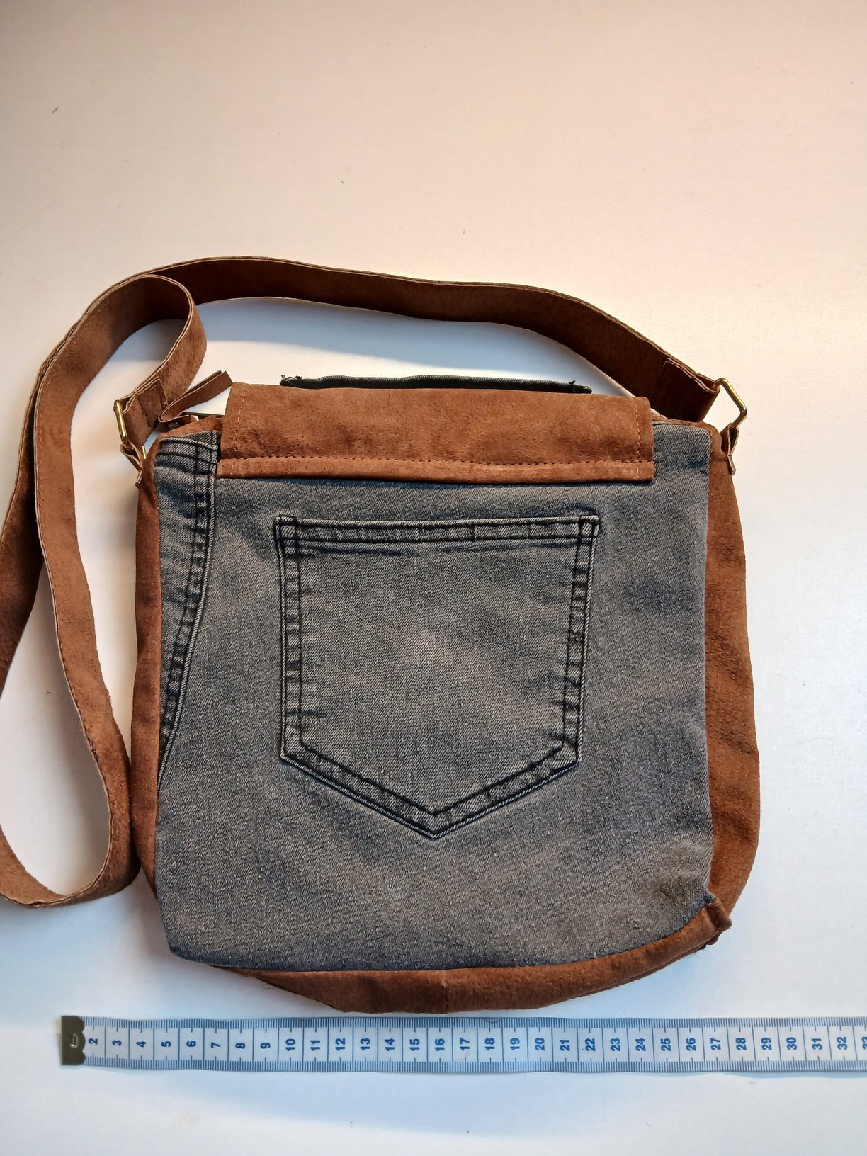 Tas in roest suède met denim achterzak