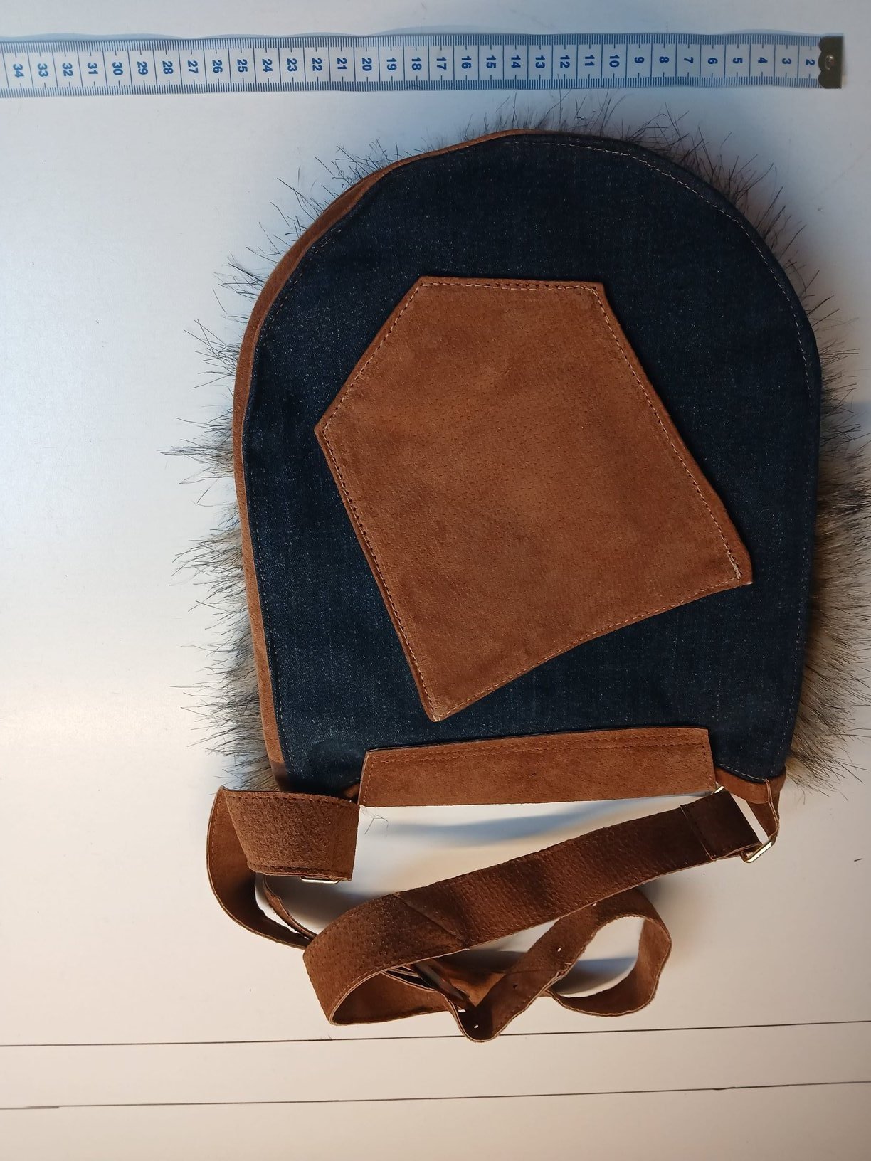 Denim tas met bruin suède en pluizige rand