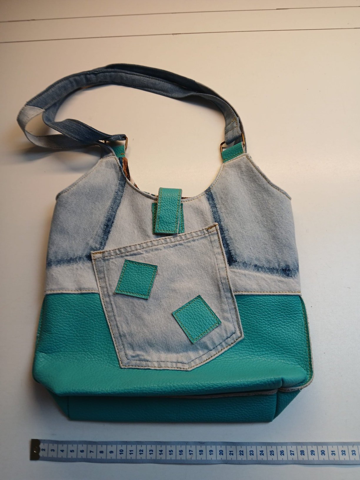 Tas in turquoise leer met gebleekt denim