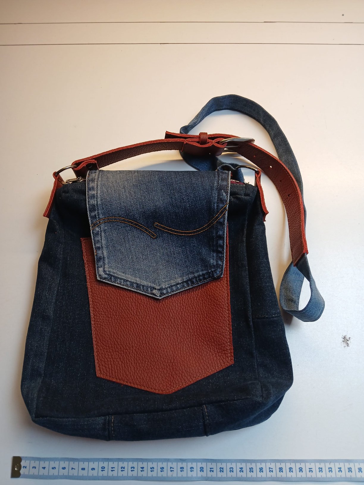 Messenger tas in denim met rood leren paneel