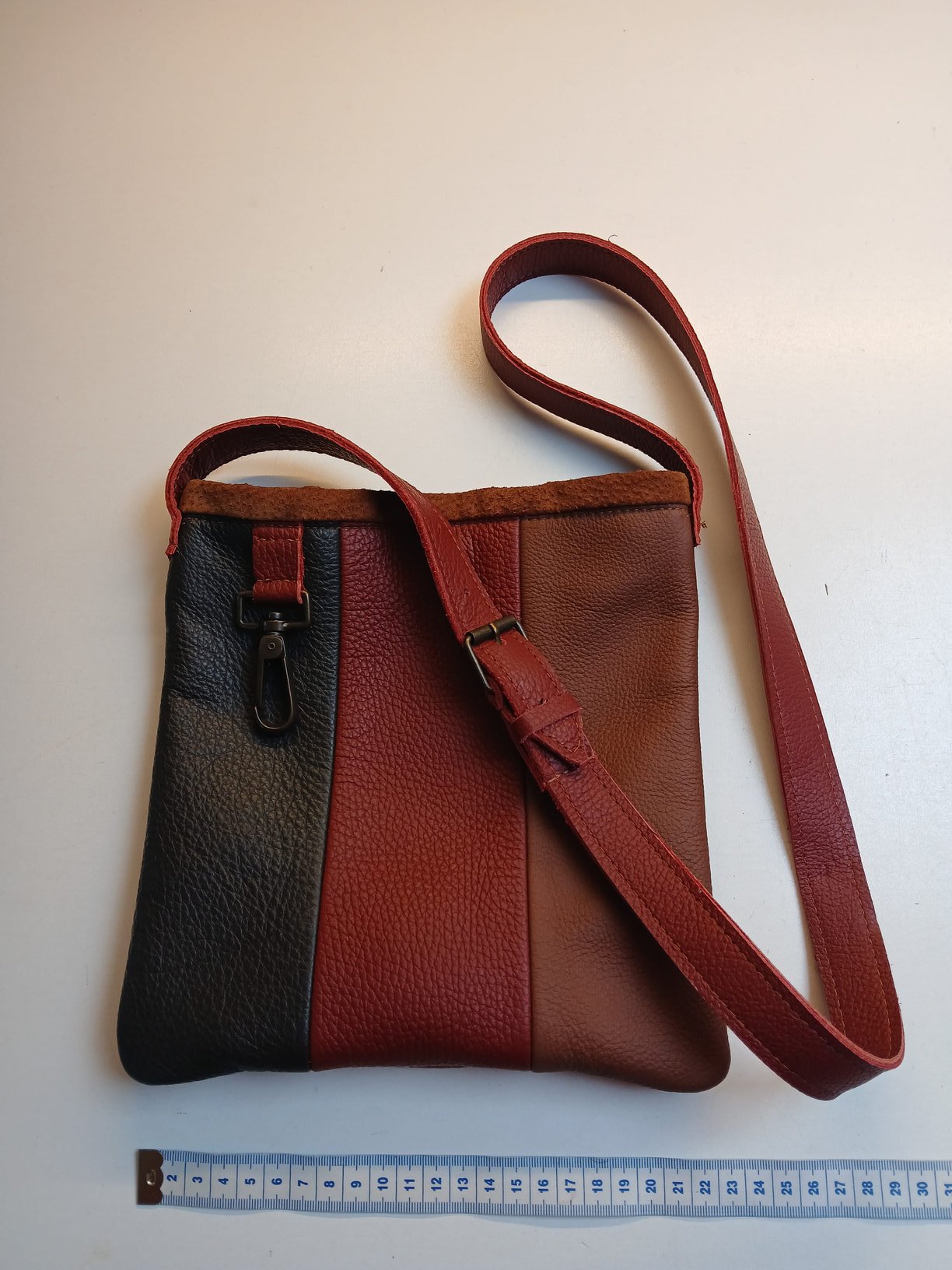 Messenger tas in rood, bordeaux en zwart leer