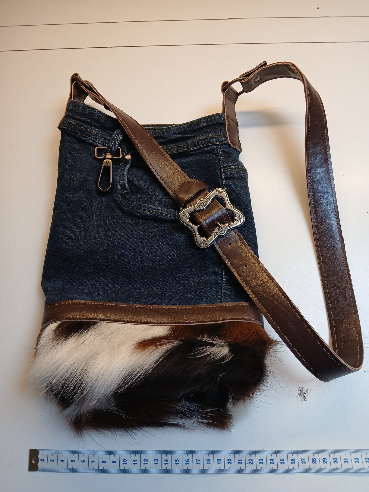 Denim tas met bruin leer en bonte koeienhuid