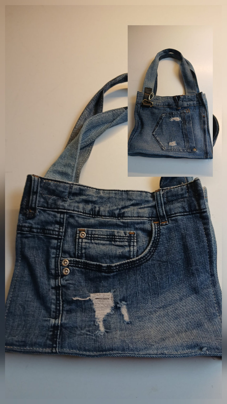 Twee versleten denim tasjes — voor en achter