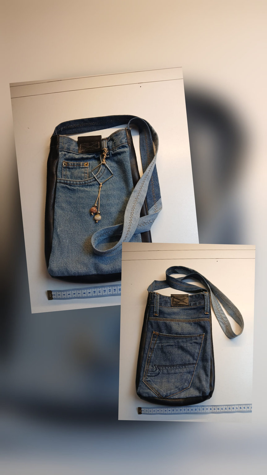 Twee denim tasjes — staand op een rij