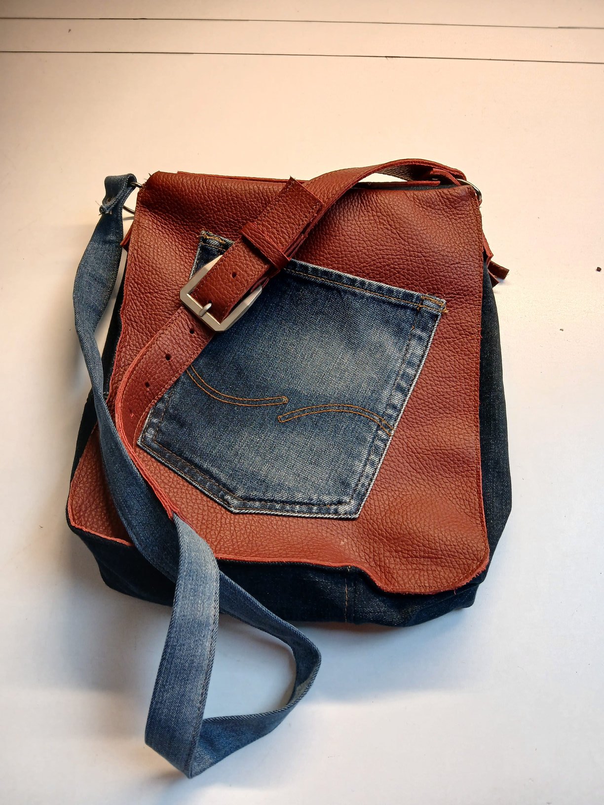 Messenger tas in rood leer met denim zak