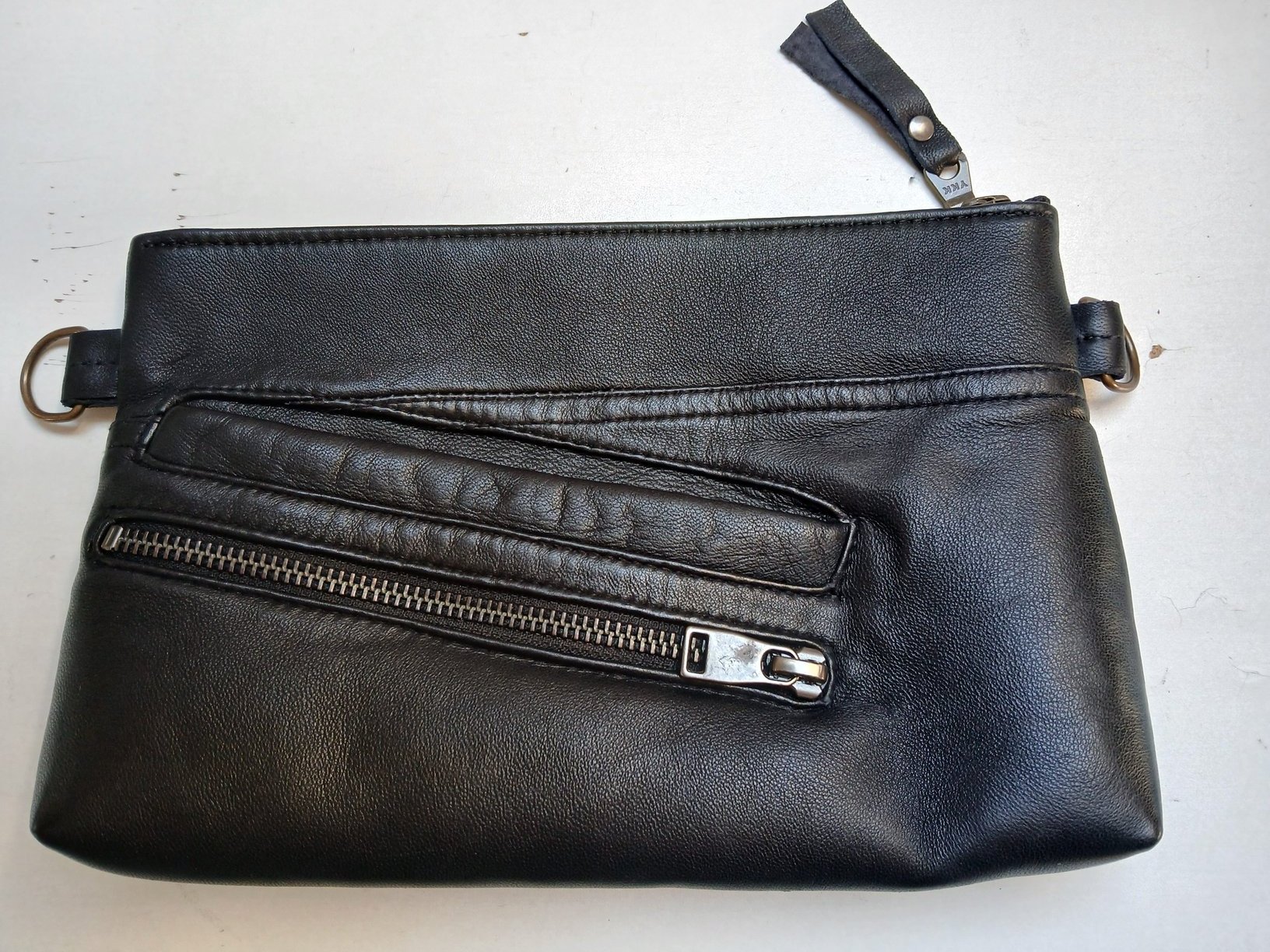Zwarte leren tas met diagonale rits