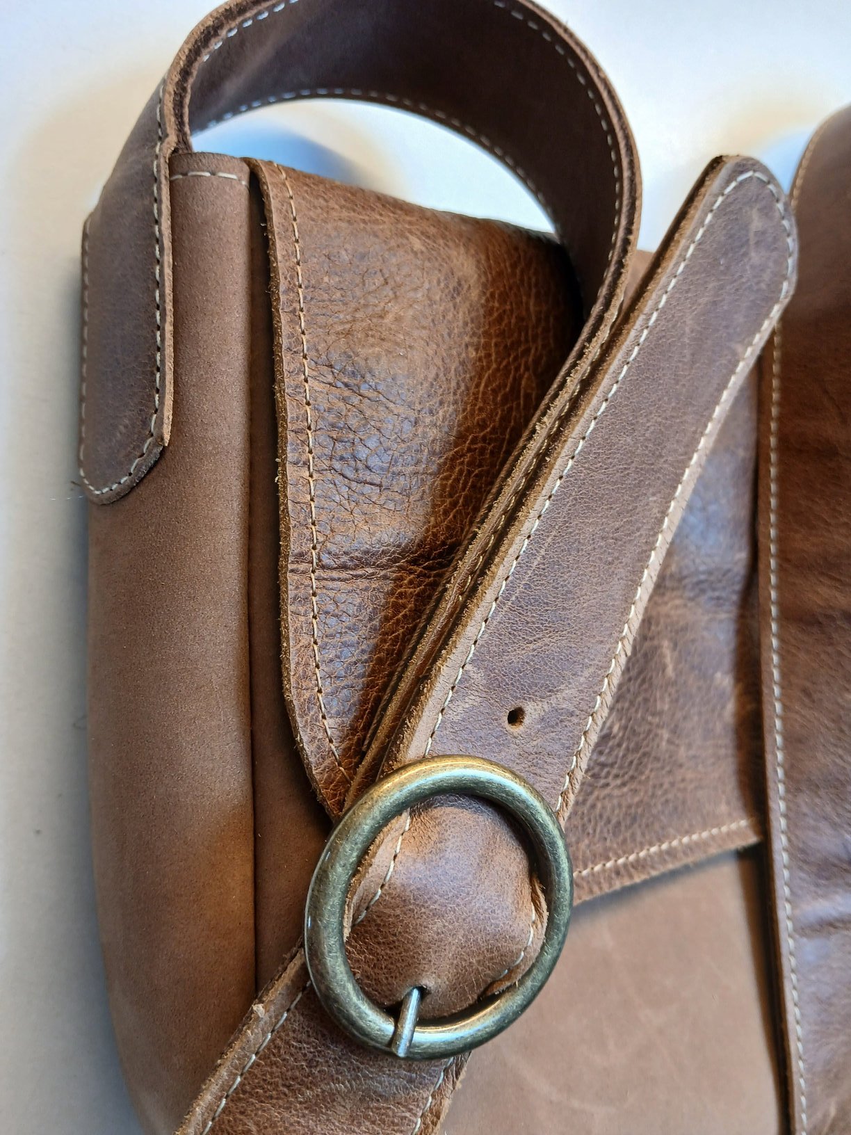 Bruine leren gesp met messing ring