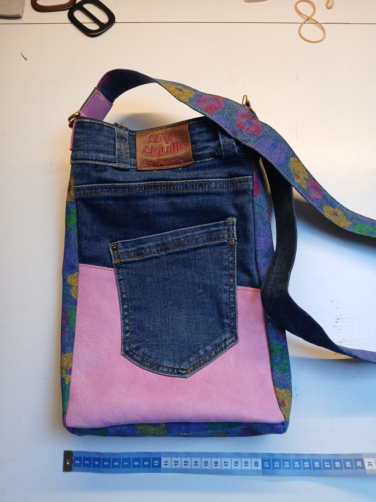 Roze en denim tas met Atelier Aiguille label