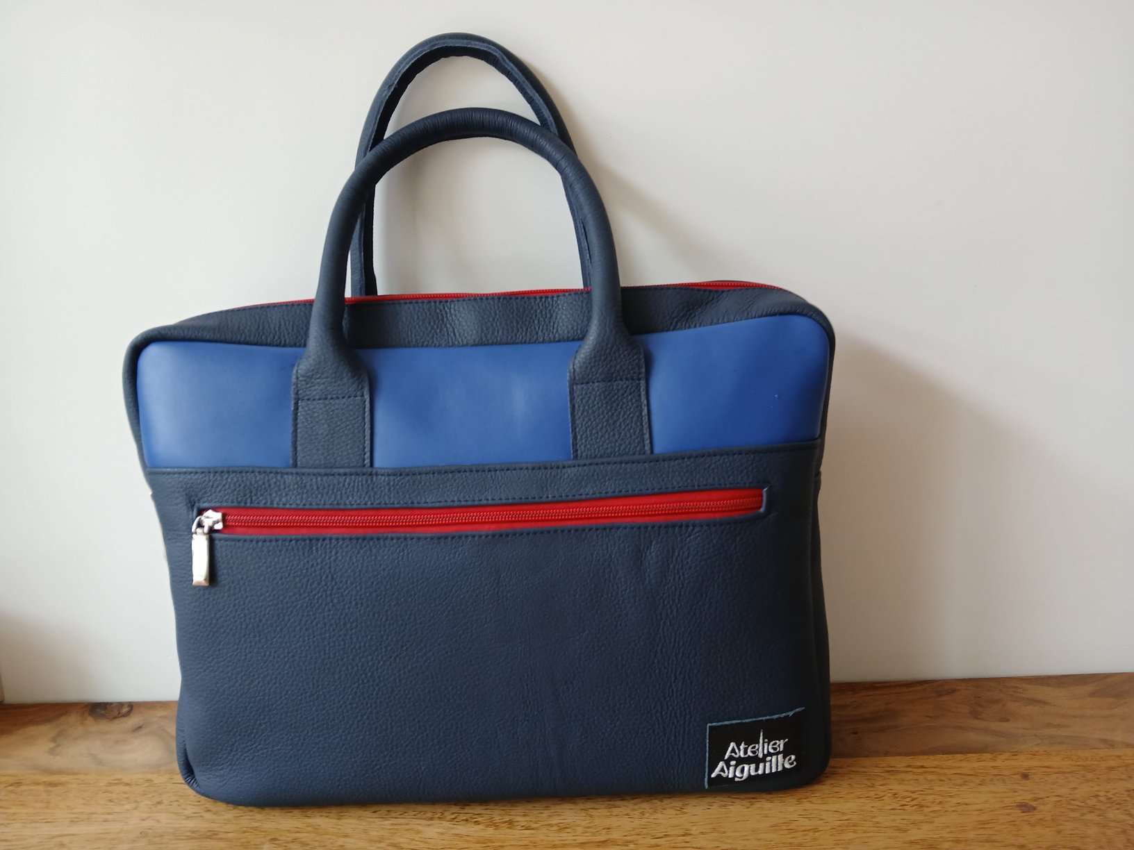 Donkerblauwe leren tas met rode rits
