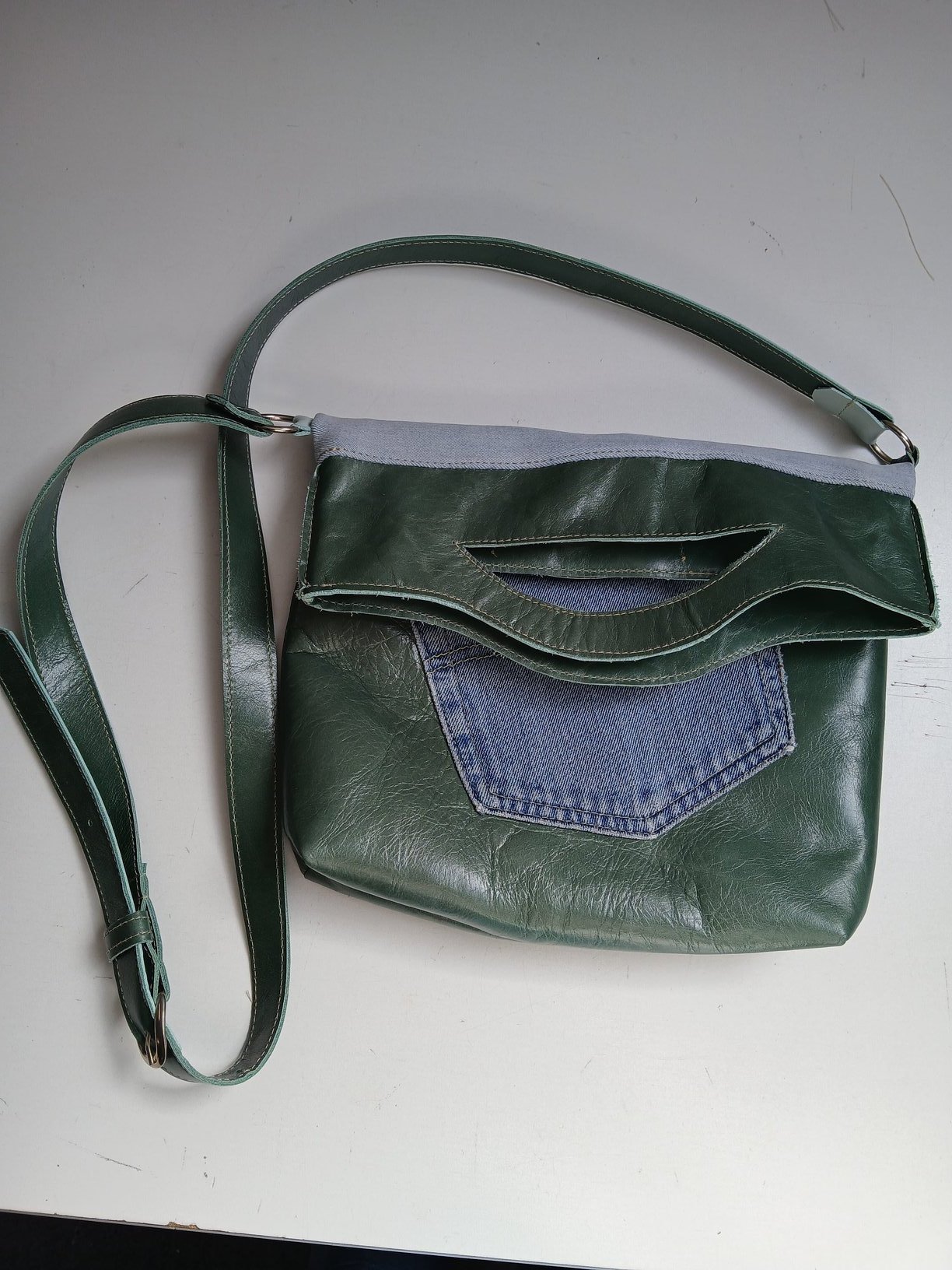 Groene leren tas met denim accent