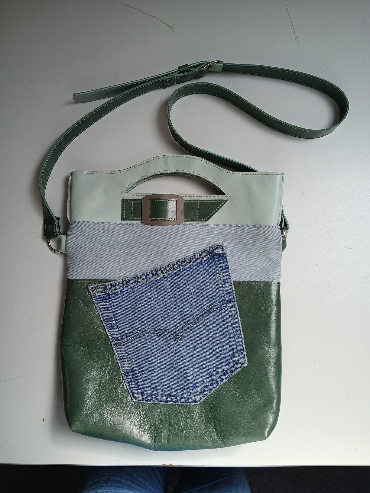 Groene leren tas met denim zak en gesp