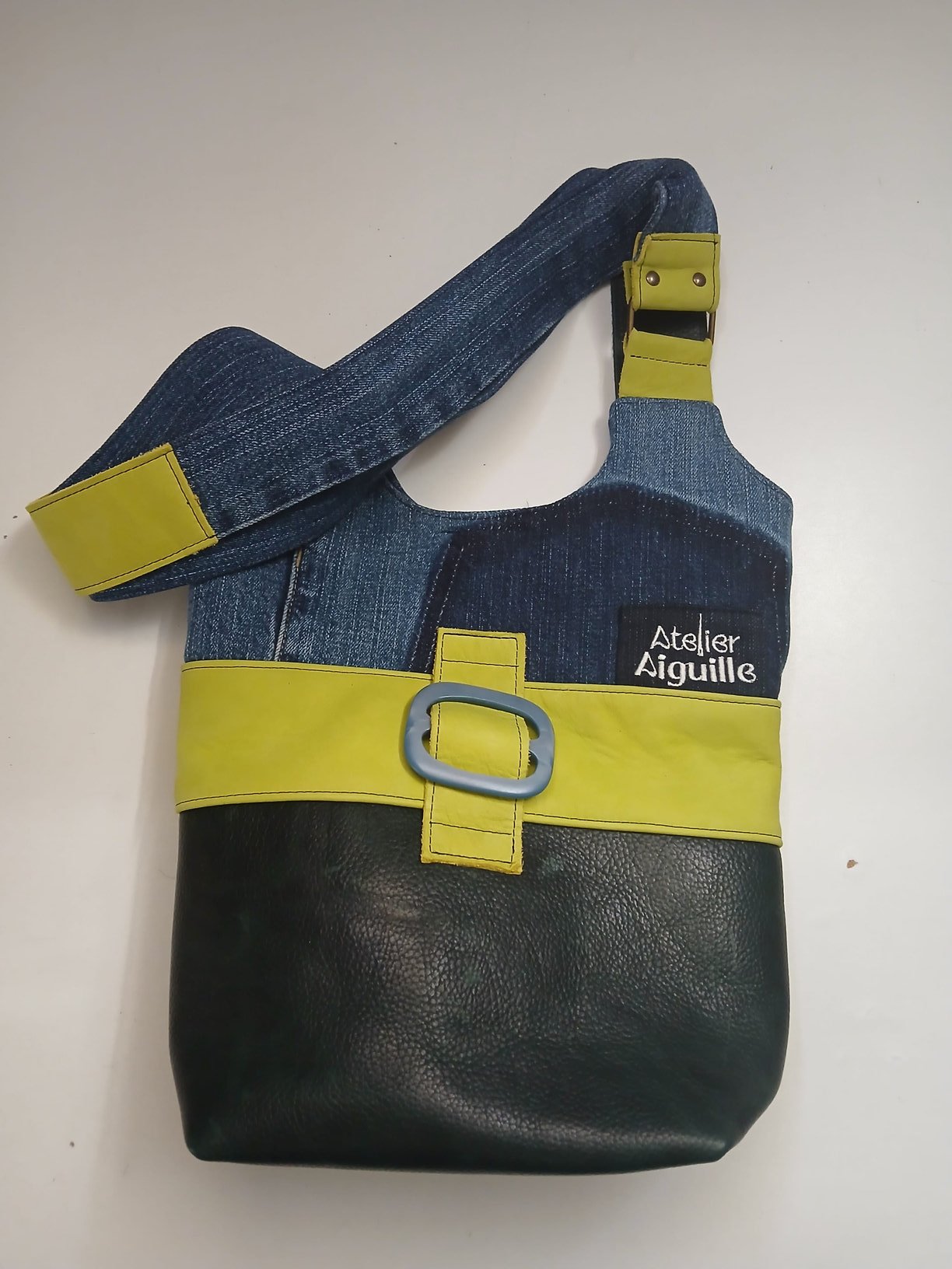 Donkergroene tas met denim en gele banden