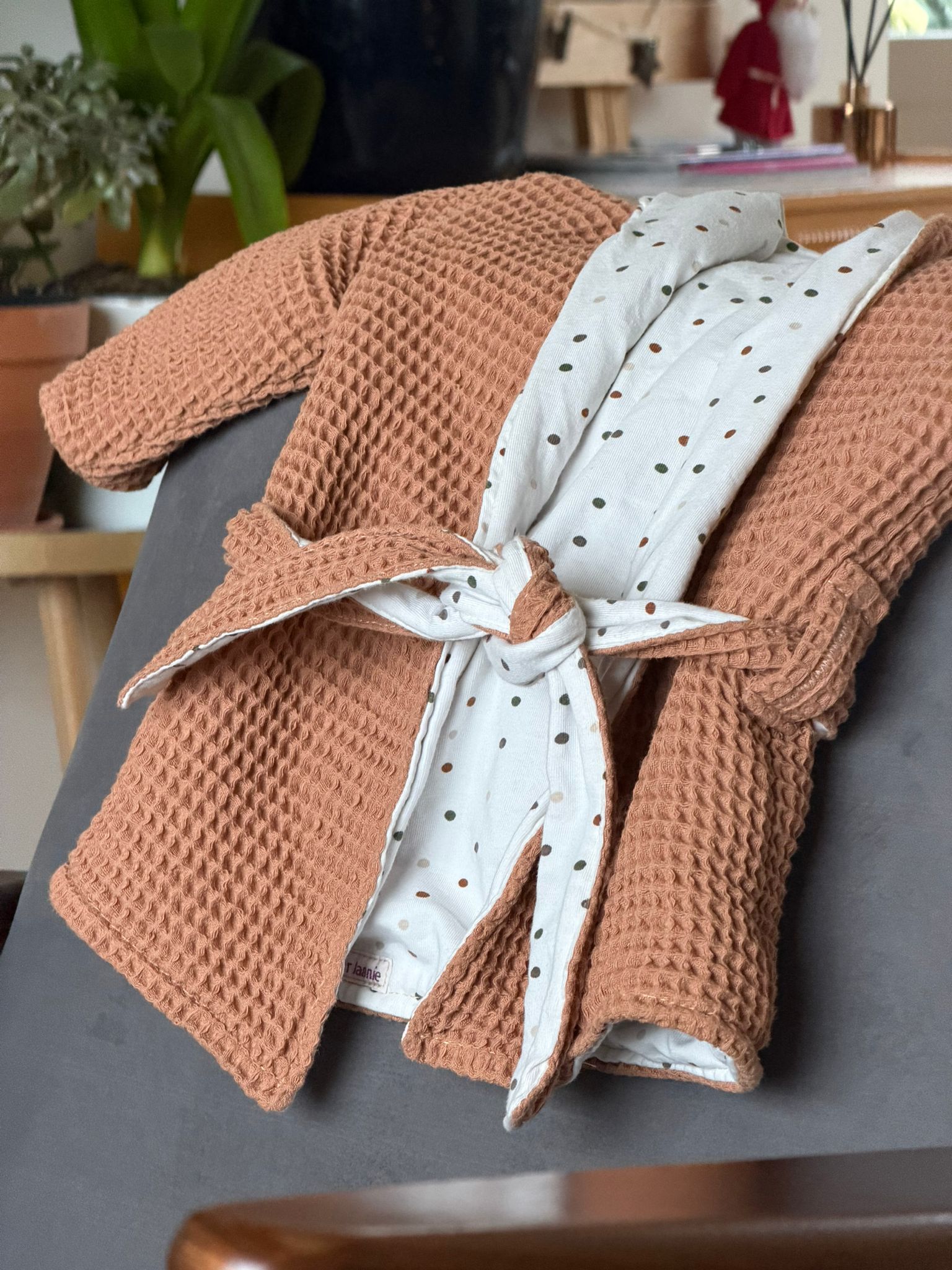 Terracotta cardigan met stippenvoering