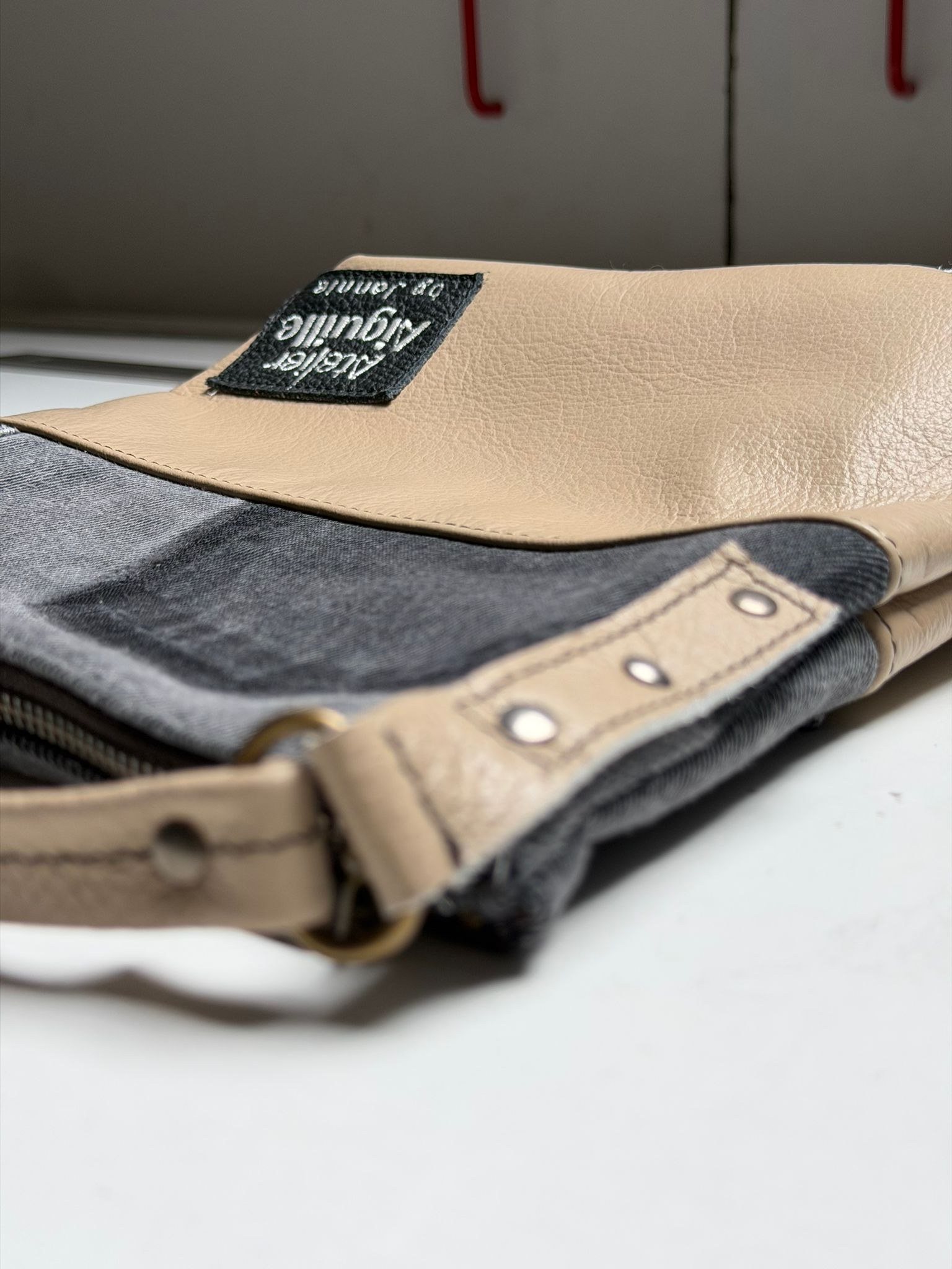 Tas met embroidered label