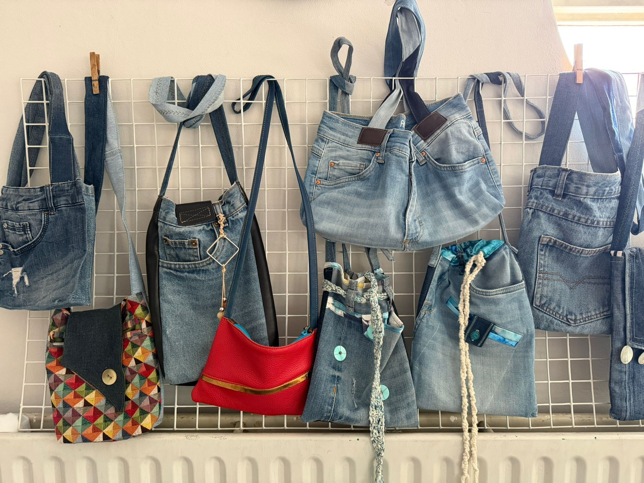 Tasband — detail van leer en denim