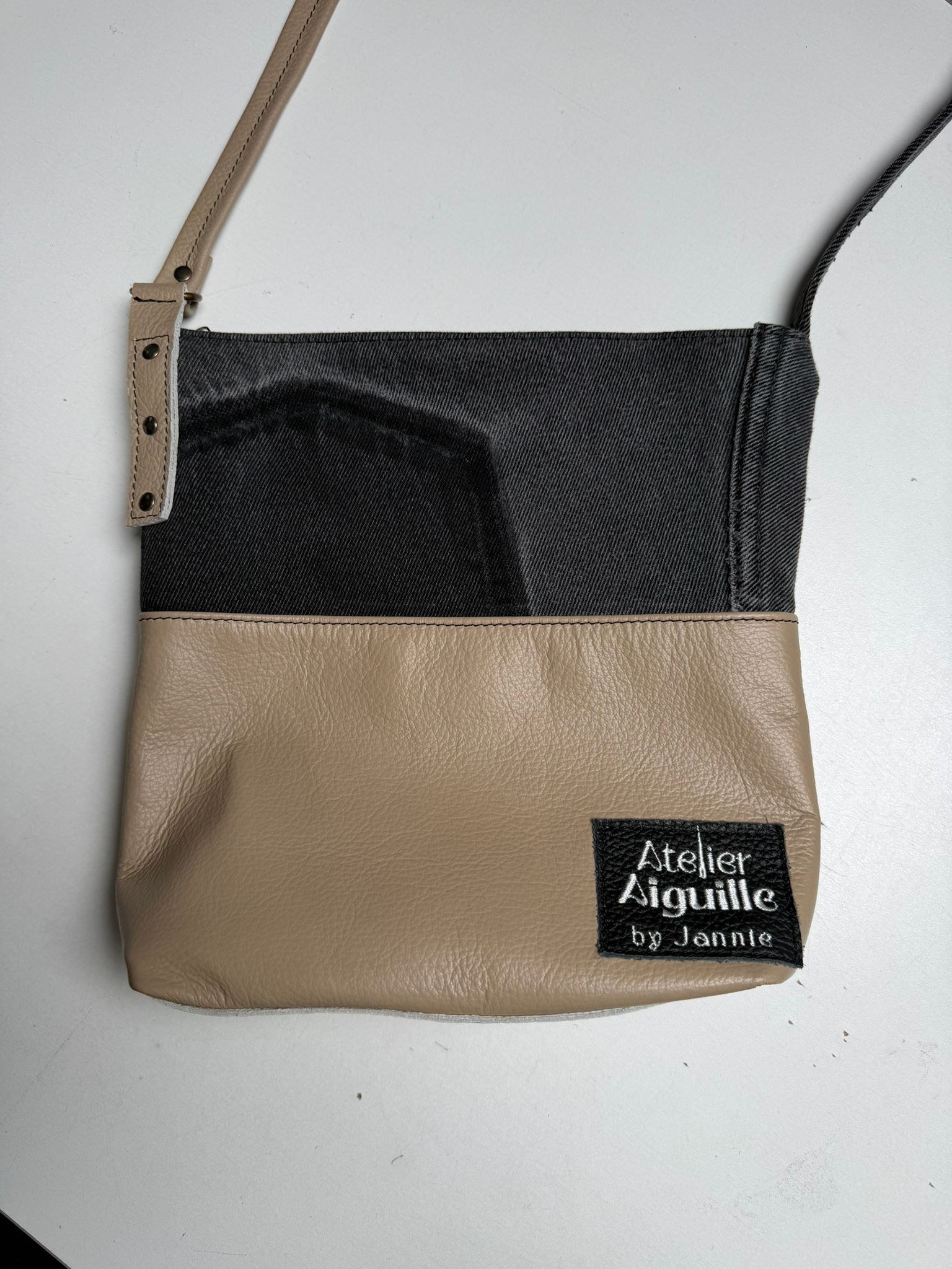 Atelier Aiguille tas — denim en leer