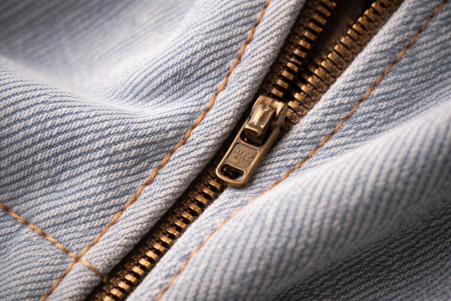Denim rits — gouden detail